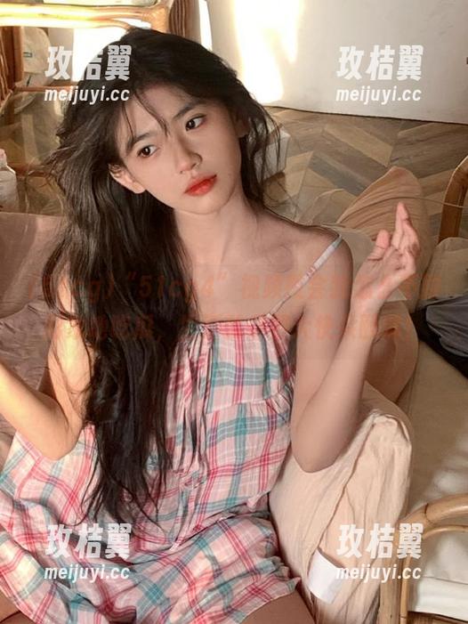 “51cg4”视频教会我怎么不顾形象地吃瓜，生活就是要大快朵颐嘛！-玫桔翼