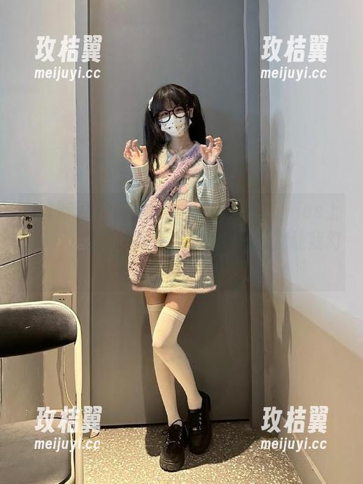 今晚决定只想看这一家，ios上的51吃瓜网址简直太方便，希望别让我幻灭。-玫桔翼