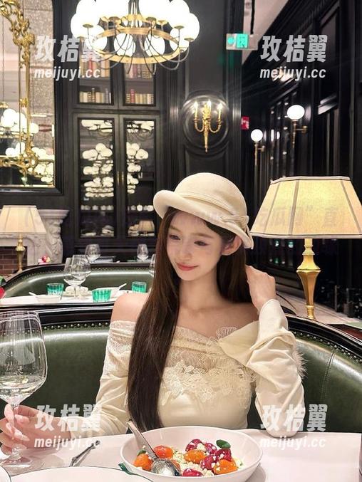 深陷“www.51吃瓜网”直达，感觉每天都在荒谬与真实顶点的边缘。-玫桔翼