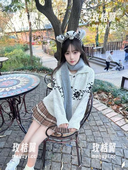 捧着91吃瓜群众app,感觉自己就像在追剧,可惜没有导演的剧本啊!-玫桔翼 捧着91吃瓜群众app,感觉自己就像在追剧,可惜没有导演的剧本啊!-玫桔翼