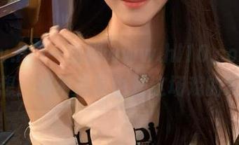 一边刷www.hl10.co首页，一边想：难不成我也是这场戏的观众？