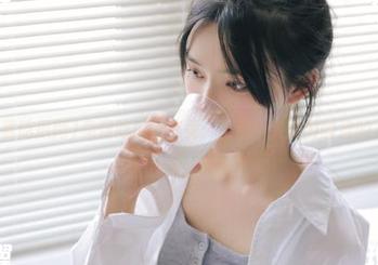 免费吃瓜网首页：甜蜜中夹杂着酸涩的八卦