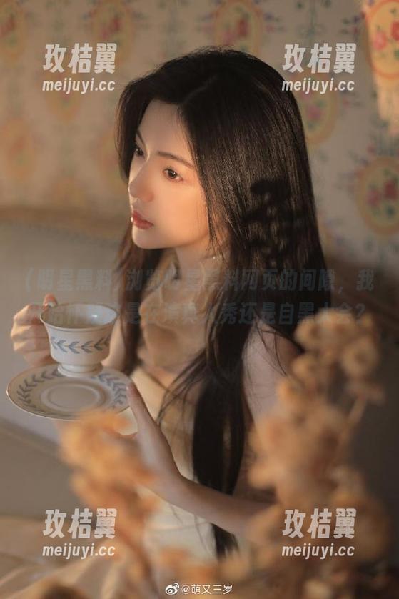 浏览明星黑料网页的间隙,我开始怀疑这是在演真人秀还是自黑大会?-玫桔翼 浏览明星黑料网页的间隙,我开始怀疑这是在演真人秀还是自黑大会?-玫桔翼